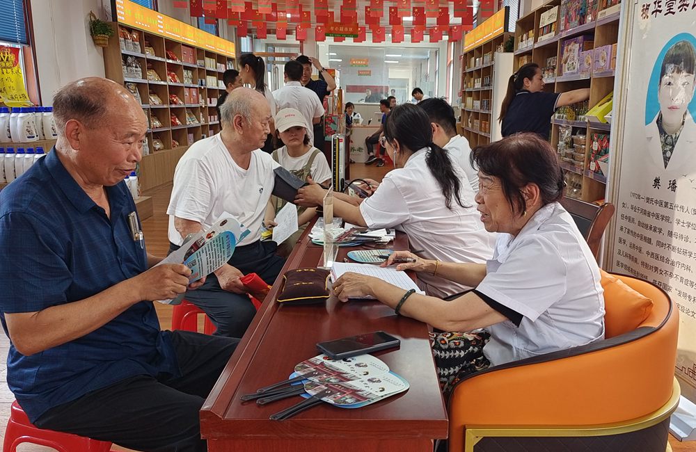 南陽禎華堂義診活動走進華光社區(qū)