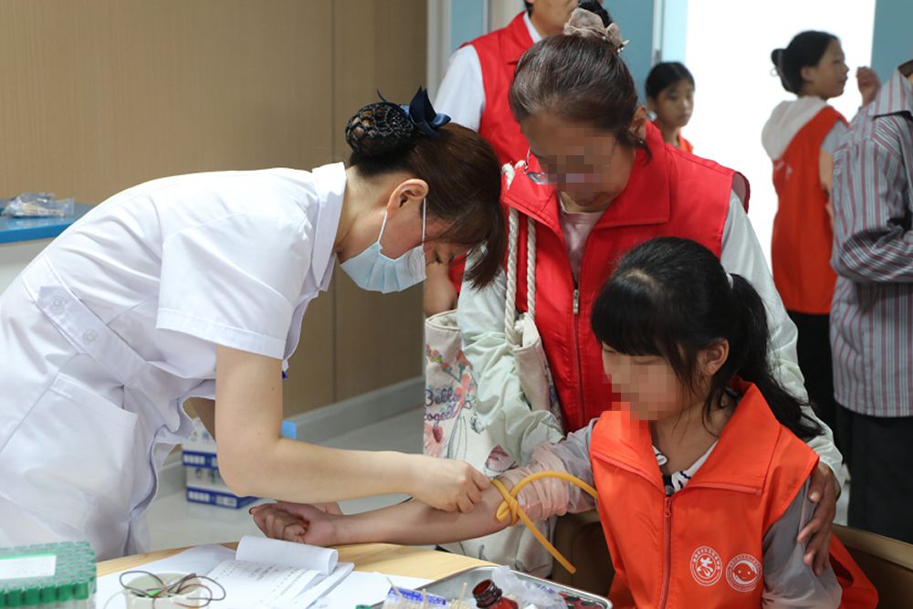 臥龍普濟中西醫(yī)結(jié)合醫(yī)院為事實孤兒進行公益健康檢查 臥龍普濟中西醫(yī)結(jié)合醫(yī)院為事實孤兒進行公益健康檢查