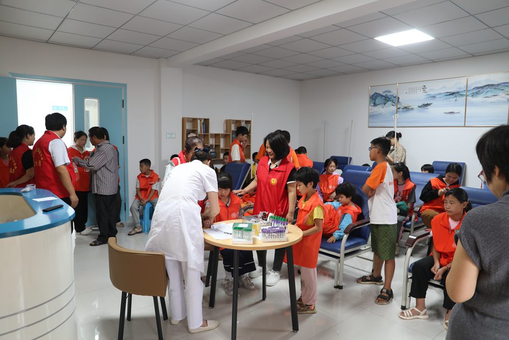 臥龍普濟中西醫(yī)結(jié)合醫(yī)院為事實孤兒進行公益健康檢查 臥龍普濟中西醫(yī)結(jié)合醫(yī)院為事實孤兒進行公益健康檢查