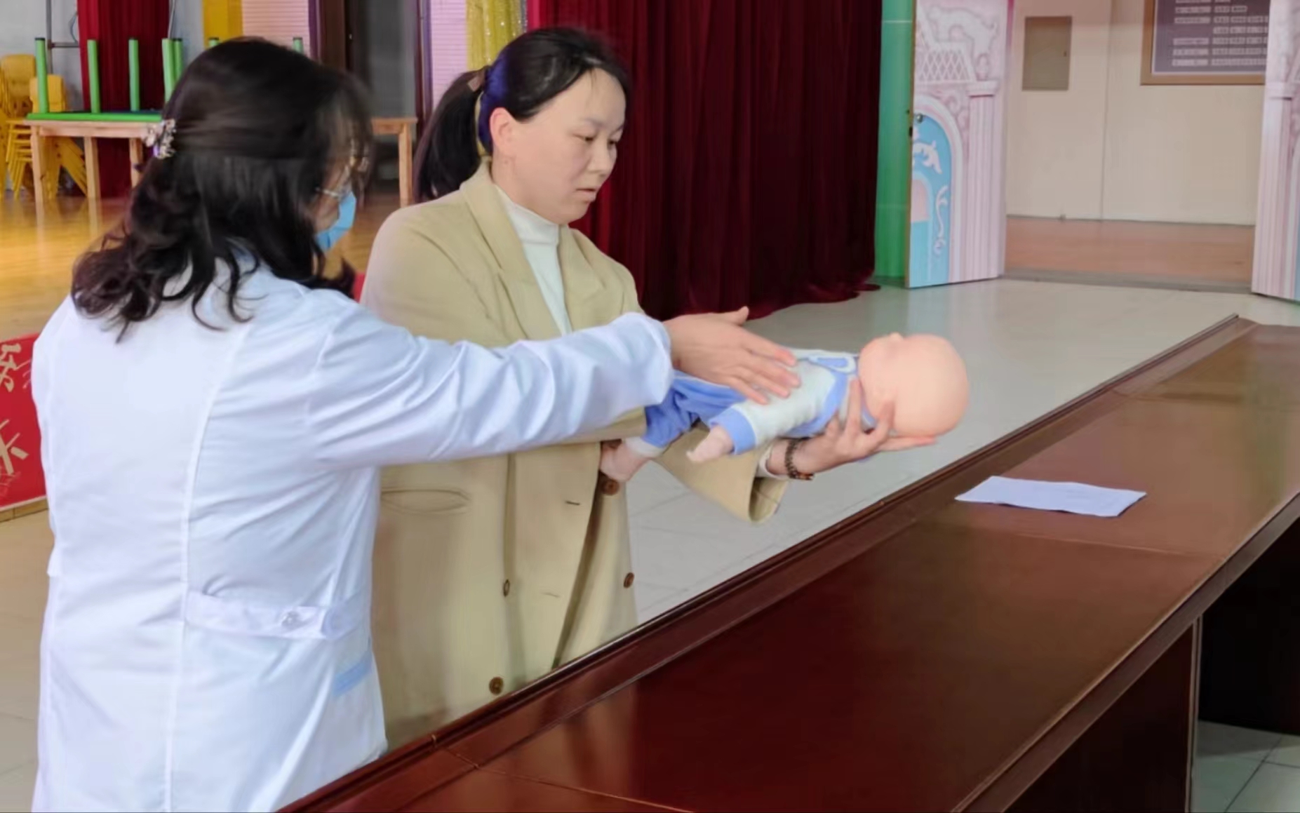 急救科普進校園，上好生命必修課——內(nèi)鄉(xiāng)縣婦幼保健院到幼兒園開展應(yīng)急救護知識專題培訓(xùn)活動