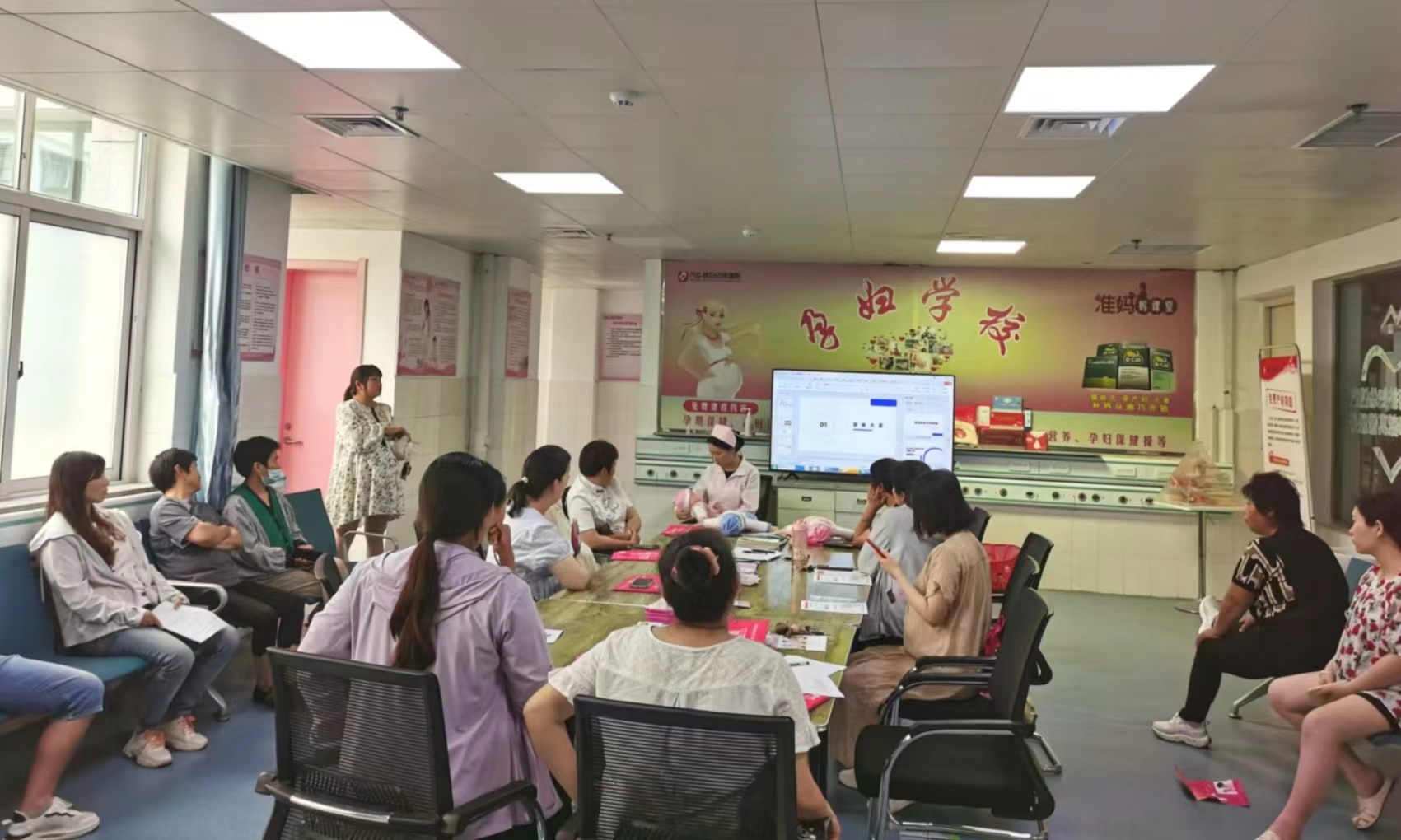內(nèi)鄉(xiāng)縣婦幼保健院孕婦學(xué)校:了解哺乳知識(shí)，給寶寶最初的愛