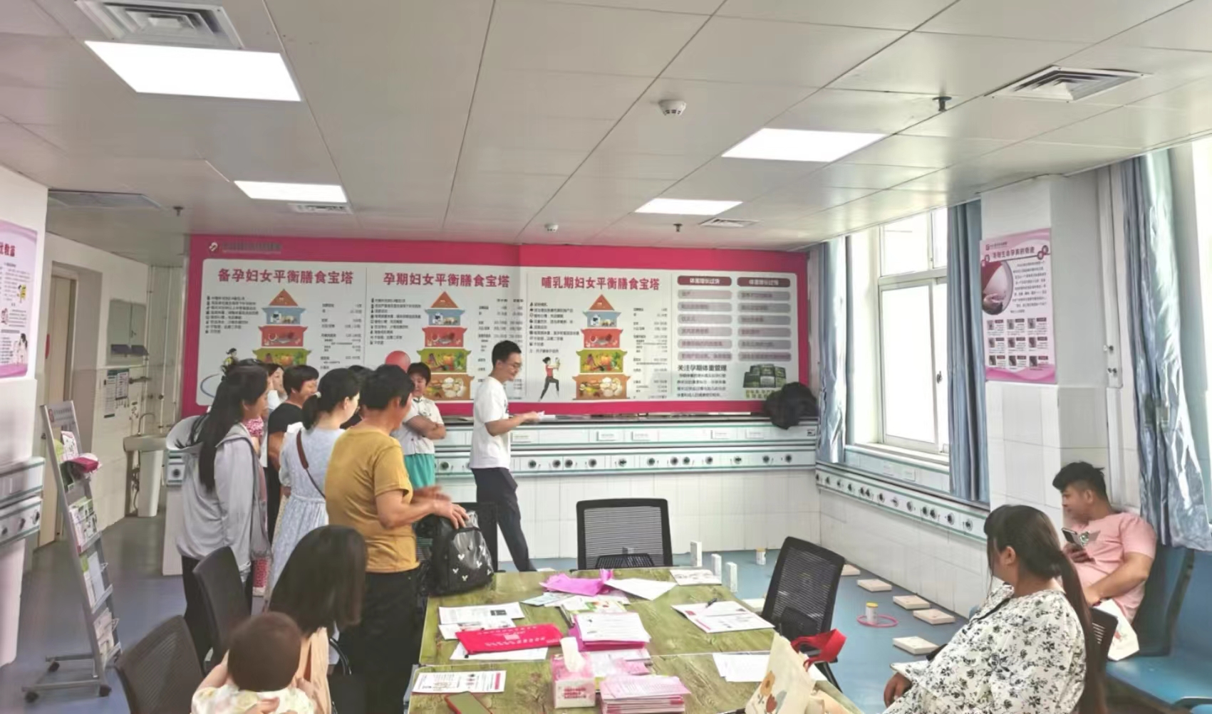 內(nèi)鄉(xiāng)縣婦幼保健院孕婦學(xué)校:了解哺乳知識(shí)，給寶寶最初的愛