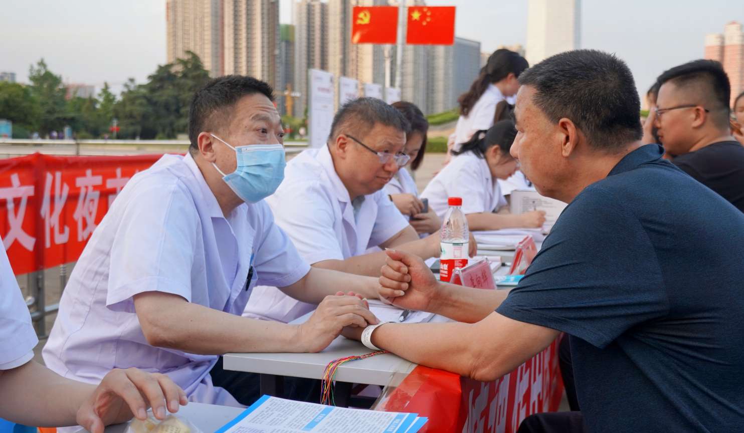 2024南陽(yáng)市中醫(yī)藥文化夜市全面啟動(dòng)：帶你“沉浸式”感受中醫(yī)藥文化獨(dú)特魅力