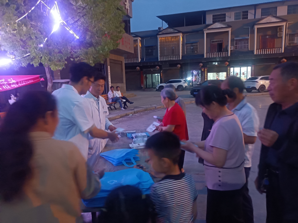 鎮(zhèn)平縣老莊鎮(zhèn)衛(wèi)生院“中醫(yī)藥文化夜市”受歡迎