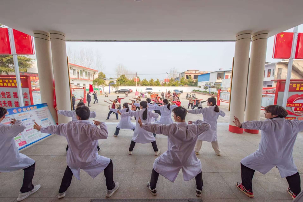 傳承雷鋒精神 踐行大醫(yī)精誠(chéng)——南陽科技職業(yè)學(xué)院"學(xué)雷鋒·健康惠民"志愿服務(wù)活動(dòng)紀(jì)實(shí)